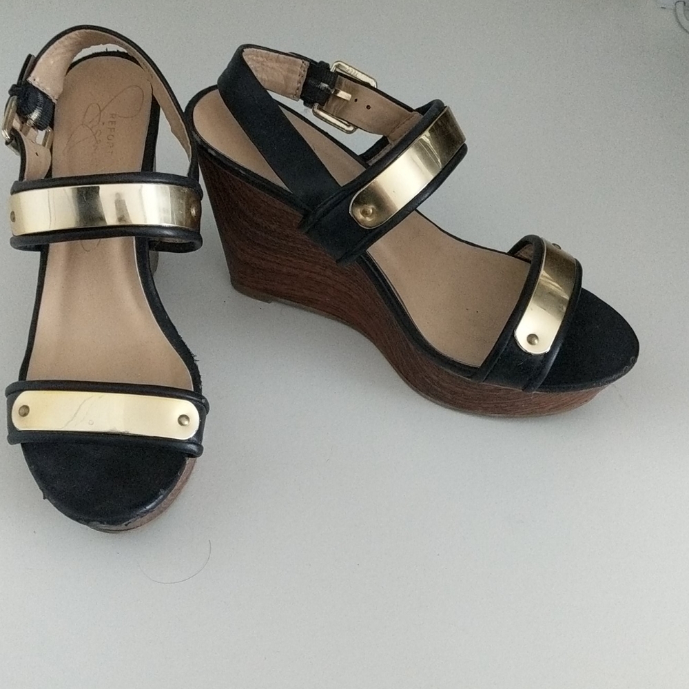 Report signature black and gold wedges.